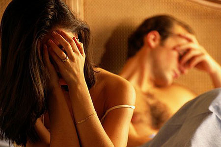 Đêm đến vợ chồng mỗi người một góc giường, vợ chửi chồng ‘bất lực’