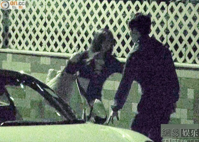 Sao Hongkong đòi nhảy khỏi xe vì cãi nhau với bạn trai ảnh 2 Sao Hongkong đòi nhảy khỏi xe vì cãi nhau với bạn trai - 2