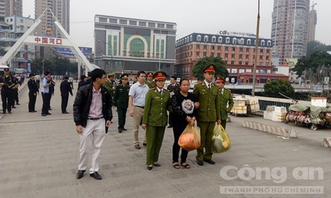 Bàn giao đối tượng Dung tại cửa khẩu Lào Cai - Ảnh: Trà My Bàn giao đối tượng Dung tại cửa khẩu Lào Cai - Ảnh: Trà My
