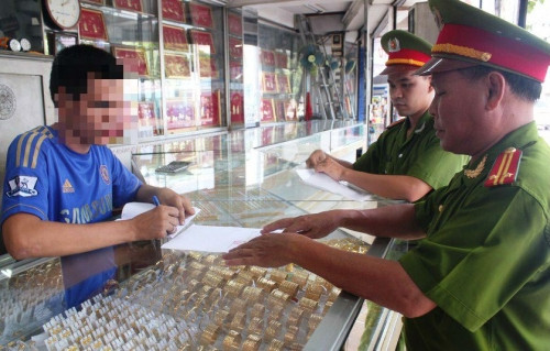 Tiệm vàng bị lừa mất 10 tỷ: Bắt được các đối tượng nghi vấn - Ảnh 2 Tiệm vàng bị lừa mất 10 tỷ: Bắt được các đối tượng nghi vấn - Ảnh 2