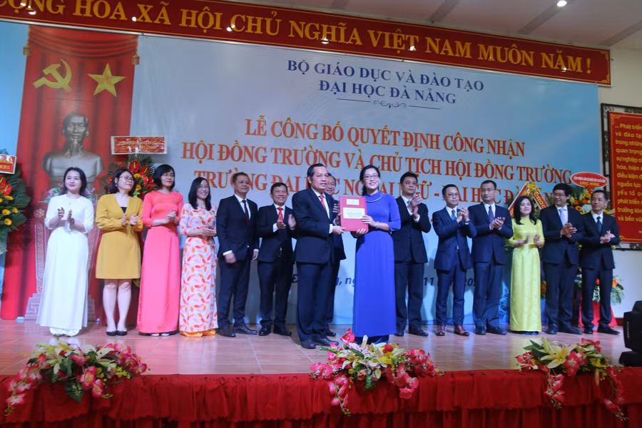 TS Đào Thị Thanh Phượng đại diện Hội đồng trường Trường ĐH Ngoại ngữ nhận quyết định công nhận Hội đồng trường từ Hội đồng ĐH Đà Nẵng