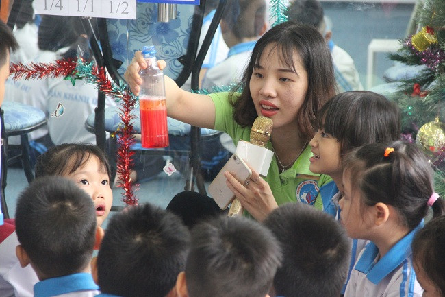 Học sinh chăm chú nghe cô giáo hướng dẫn làm dung nham