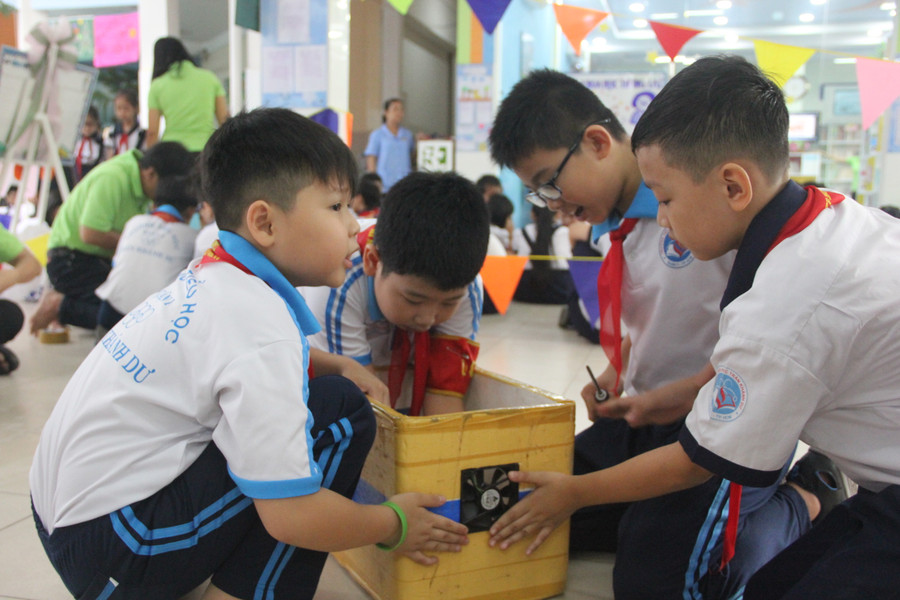 Nhóm bạn cùng làm tủ lạnh mini