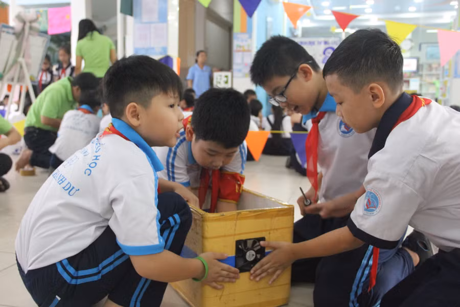 Nhóm bạn cùng làm tủ lạnh mini