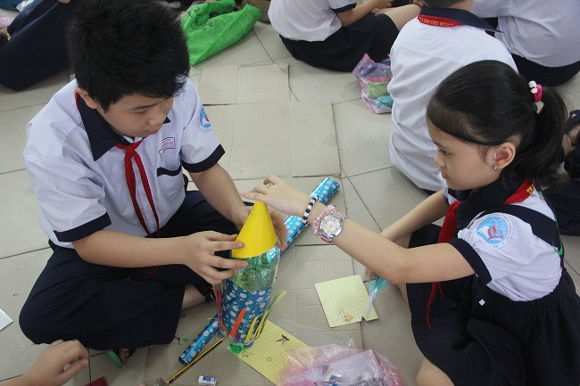 Làm tên lửa nước