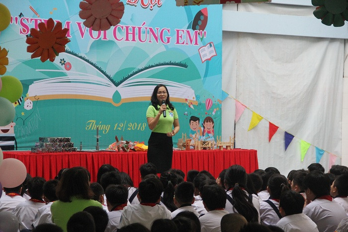 Đại diện lãnh đạo nhà trường chia sẻ tại lễ khai mạc ngày hội