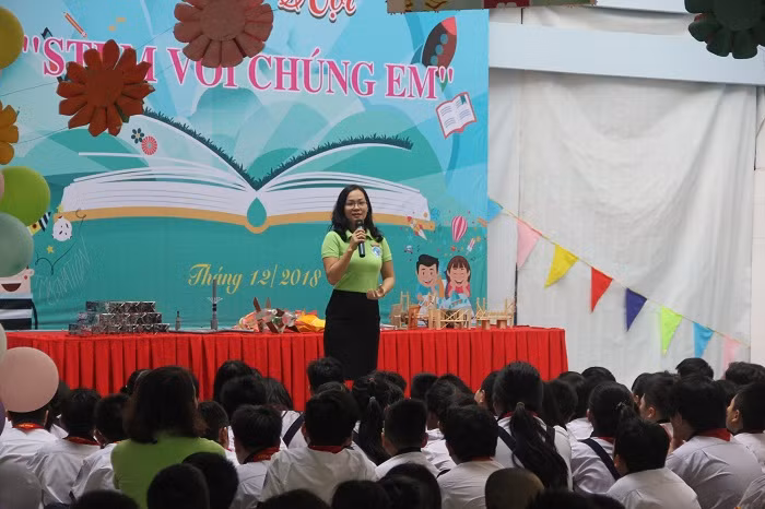 Đại diện lãnh đạo nhà trường chia sẻ tại lễ khai mạc ngày hội