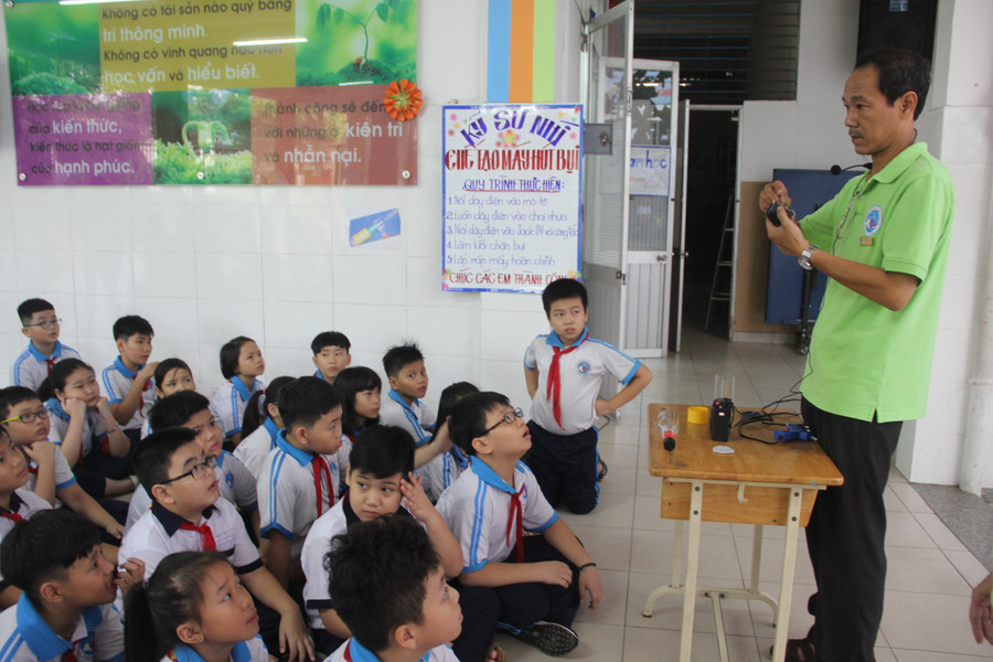 Học sinh được các giáo viên hướng dẫn tỉ mỉ trước khi bắt tay vào chế tạo máy hút bụi mini