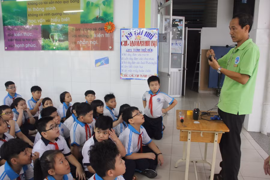 Học sinh được các giáo viên hướng dẫn tỉ mỉ trước khi bắt tay vào chế tạo máy hút bụi mini
