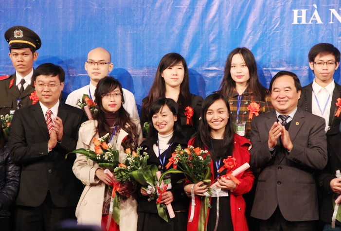 Thứ trưởng Bộ GD&ĐT Trần Quang Quý trao tặng giải thưởng cho Tài năng hkoa học trẻ Việt Nam