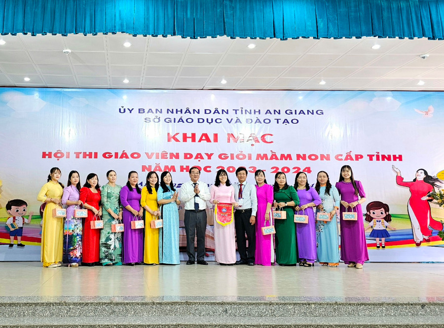 Ban tổ chức tặng quà thí sinh dự Hội thi.