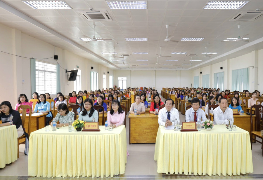 Đại biểu và giáo viên mầm non dự khai mạc Hội thi.