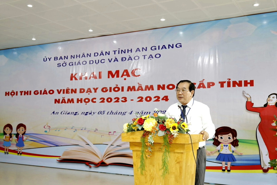 Ông Võ Bình Thư - Phó Giám đốc Sở GD&amp;ĐT An Giang phát biểu khai mạc Hội thi.