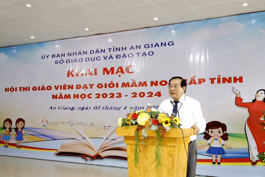 Ông Võ Bình Thư - Phó Giám đốc Sở GD&amp;ĐT An Giang phát biểu khai mạc Hội thi.