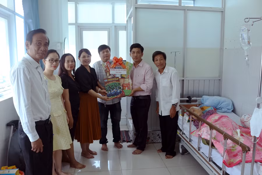 Thăm, tặng quà và trao tiền hỗ trợ cho gia đình Mẹ Đặng Thị Nhung.