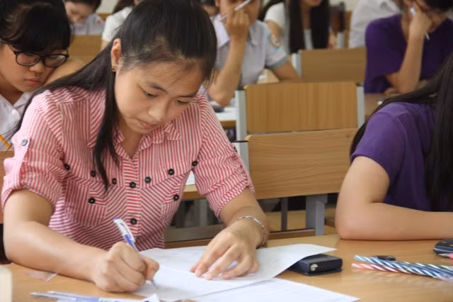 Gợi ý đáp án và đề thi cao đẳng môn Địa lí – khối C 2014