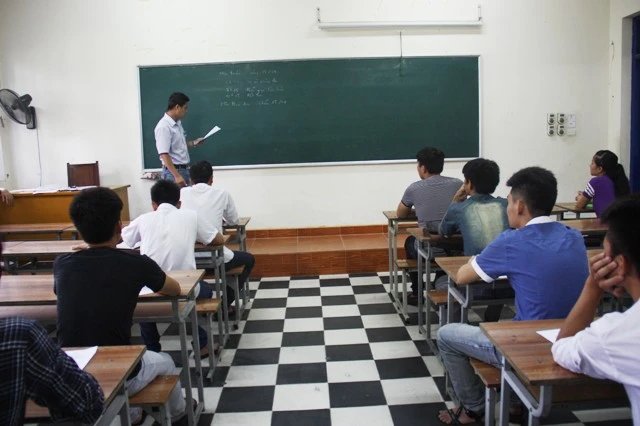 Thí sinh làm thủ tục dự thi sáng 13/7