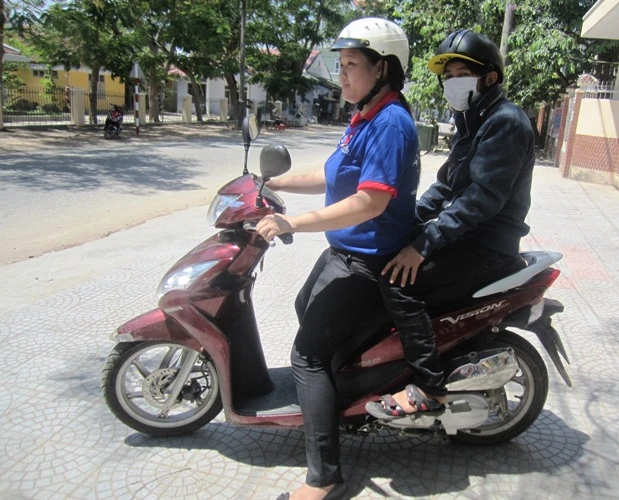 Họ đã đồng hành cùng thí sinh nghèo khi đến Huế