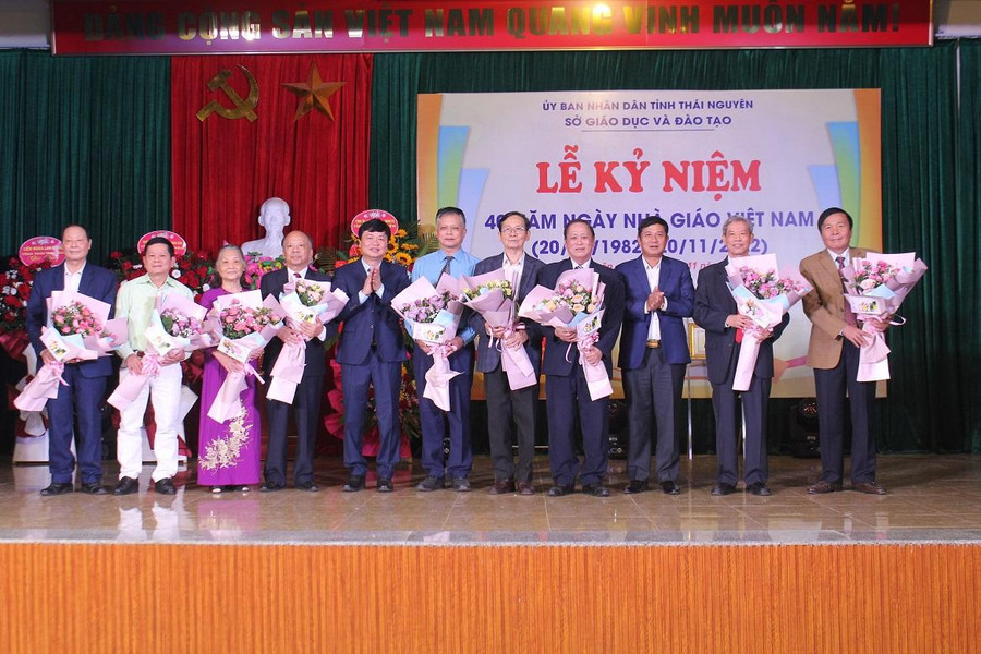 Lãnh đạo tỉnh, Sở Giáo dục và Đào tạo tặng hoa chúc mừng các đồng chí cựu giáo chức nguyên là lãnh đạo sở Giáo dục và Đào tạo qua các thời kỳ. Lãnh đạo tỉnh, Sở Giáo dục và Đào tạo tặng hoa chúc mừng các đồng chí cựu giáo chức nguyên là lãnh đạo sở Giáo dục và Đào tạo qua các thời kỳ.