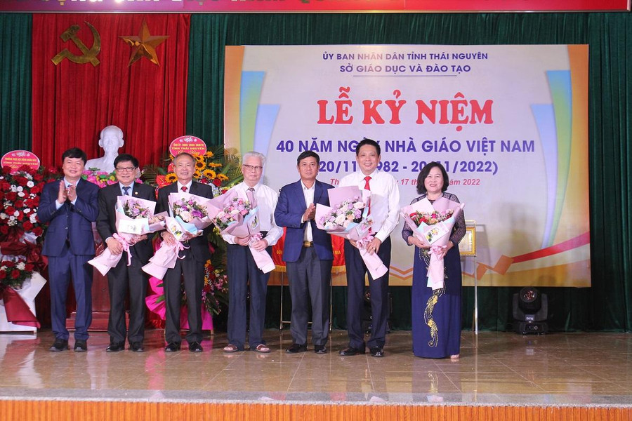 Lãnh đạo tỉnh, sở Giáo dục và Đào tạo tặng hoa chúc mừng các nhà giáo nhân dân, nhà giáo ưu tú. Lãnh đạo tỉnh, sở Giáo dục và Đào tạo tặng hoa chúc mừng các nhà giáo nhân dân, nhà giáo ưu tú.