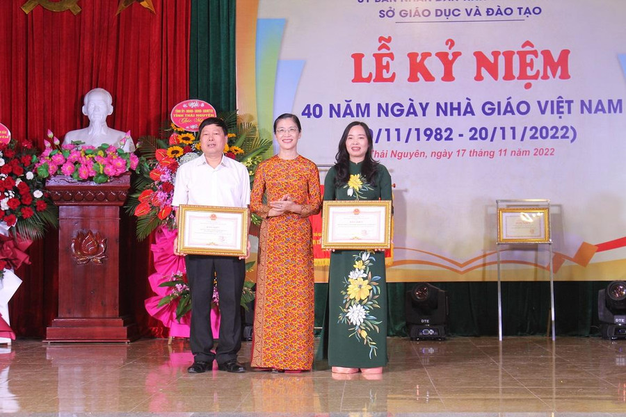 Đồng chí Nguyễn Thị Thúy Nga, Trưởng Ban Văn hóa-Xã hội, HĐND tỉnh Thái Nguyên trao Bằng khen của Chủ tịch UBND tỉnh cho 2 tập thể. Đồng chí Nguyễn Thị Thúy Nga, Trưởng Ban Văn hóa-Xã hội, HĐND tỉnh Thái Nguyên trao Bằng khen của Chủ tịch UBND tỉnh cho 2 tập thể.