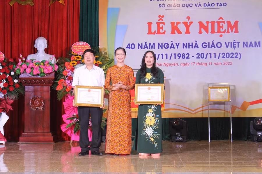 Đồng chí Nguyễn Thị Thúy Nga, Trưởng Ban Văn hóa-Xã hội, HĐND tỉnh Thái Nguyên trao Bằng khen của Chủ tịch UBND tỉnh cho 2 tập thể.