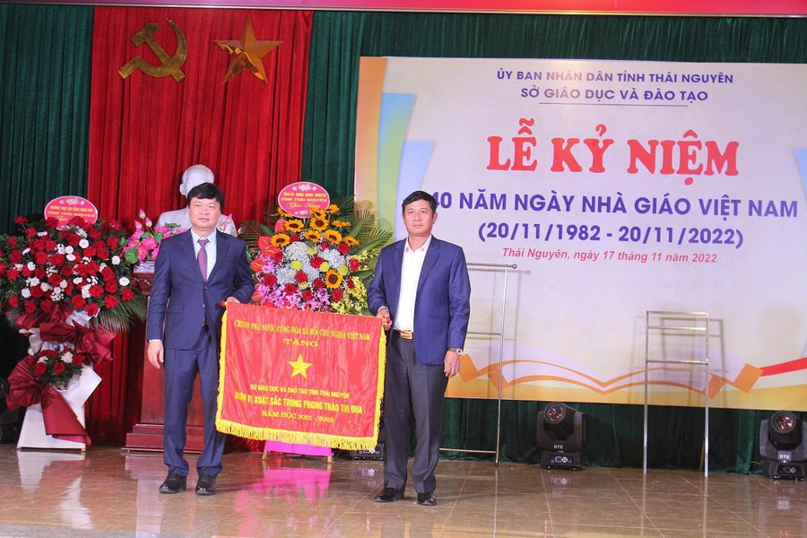 Sở Giáo dục và Đào tạo Thái Nguyên vinh dự được nhận Cờ thi đua của Thủ tướng Chính phủ vì có thành tích xuất sắc, toàn diện, dẫn đầu phong trào thi đua yêu nước năm học 2021-2022. Sở Giáo dục và Đào tạo Thái Nguyên vinh dự được nhận Cờ thi đua của Thủ tướng Chính phủ vì có thành tích xuất sắc, toàn diện, dẫn đầu phong trào thi đua yêu nước năm học 2021-2022.