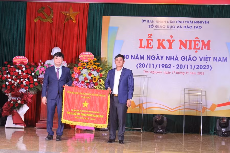 Sở Giáo dục và Đào tạo Thái Nguyên vinh dự được nhận Cờ thi đua của Thủ tướng Chính phủ vì có thành tích xuất sắc, toàn diện, dẫn đầu phong trào thi đua yêu nước năm học 2021-2022.