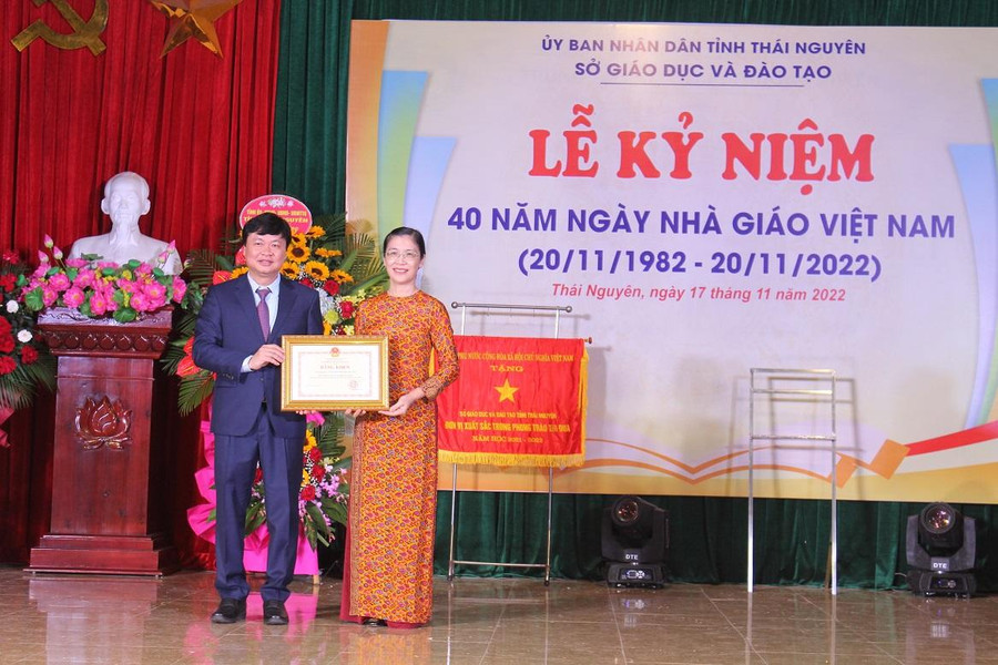 Đồng chí Nguyễn Thị Thúy Nga, Trưởng Ban Văn hóa-Xã hội, HĐND tỉnh Thái Nguyên trao Bằng khen của Bộ trưởng Bộ Giáo dục và Đào tạo cho Lãnh đạo Sở GD&ĐT Thái Nguyên. Đồng chí Nguyễn Thị Thúy Nga, Trưởng Ban Văn hóa-Xã hội, HĐND tỉnh Thái Nguyên trao Bằng khen của Bộ trưởng Bộ Giáo dục và Đào tạo cho Lãnh đạo Sở GD&ĐT Thái Nguyên.