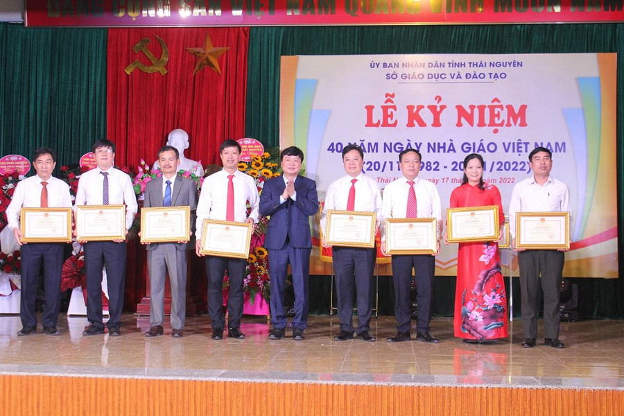 PGS, Tiến sĩ Phạm Việt Đức, Giám đốc Sở Giáo dục và Đào tạo Thái Nguyên khen thưởng các tập thể, cá nhân có thành tích tiêu biểu, xuất sắc trong phong trào thi đua "Đổi mới, sáng tạo trong quản lý, giảng dạy và học tập năm học 2021-2022". PGS, Tiến sĩ Phạm Việt Đức, Giám đốc Sở Giáo dục và Đào tạo Thái Nguyên khen thưởng các tập thể, cá nhân có thành tích tiêu biểu, xuất sắc trong phong trào thi đua "Đổi mới, sáng tạo trong quản lý, giảng dạy và học tập năm học 2021-2022".