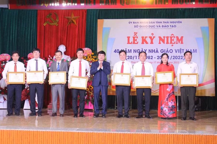 PGS, Tiến sĩ Phạm Việt Đức, Giám đốc Sở Giáo dục và Đào tạo Thái Nguyên khen thưởng các tập thể, cá nhân có thành tích tiêu biểu, xuất sắc trong phong trào thi đua "Đổi mới, sáng tạo trong quản lý, giảng dạy và học tập năm học 2021-2022".