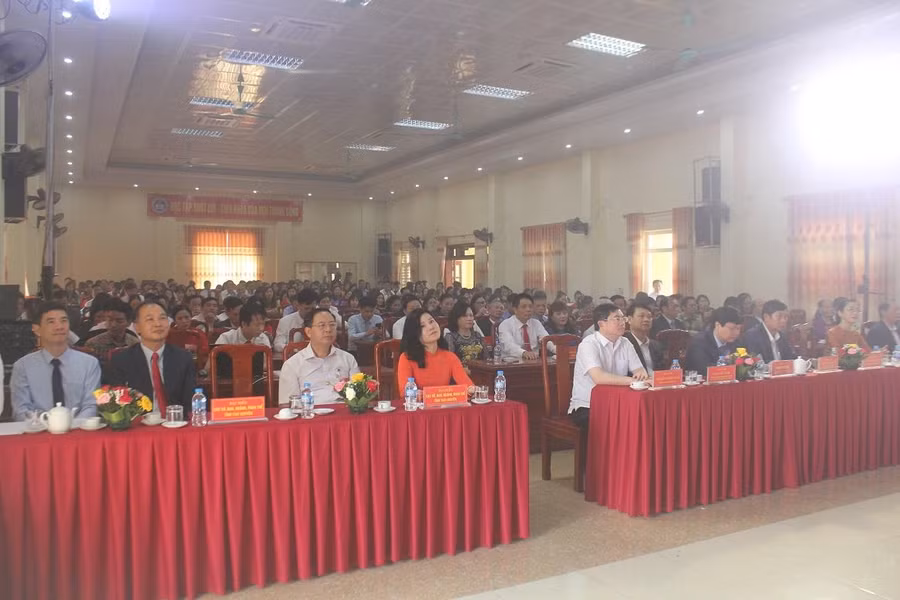 Các đại biểu và các nhà giáo đến dự Lễ kỷ niệm 40 năm Ngày Nhà giáo Việt Nam (20/11/1982-20/11/2022).