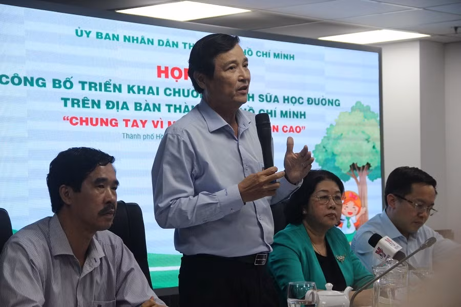 Ông Nguyễn Hữu Hưng, Phó Giám đốc Sở Y tế TP.HCM trả lời câu hỏi của báo chí