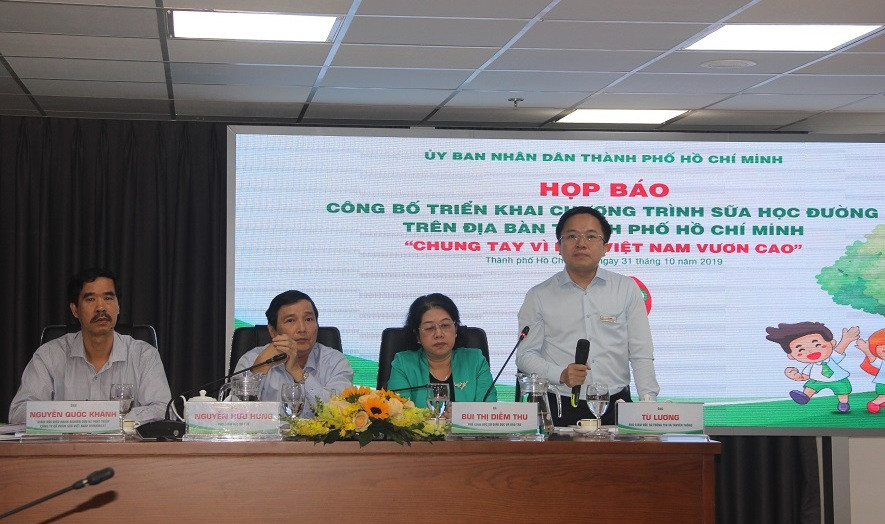 Tham gia chủ trì buổi họp báo có lãnh đạo của Sở Thông tin và Truyền thông, Sở GD&ĐT, Sở Y tế, đại diện Công ty Vinamilk