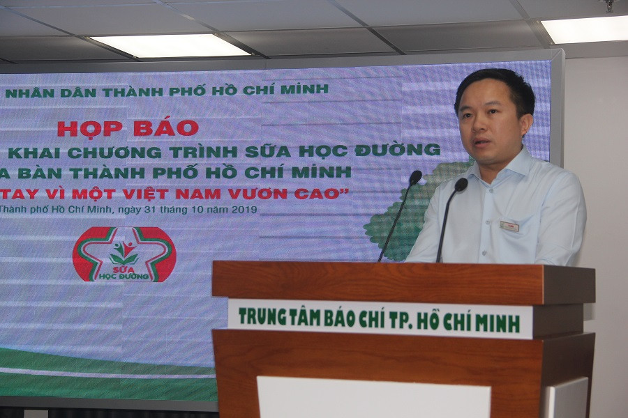 Ông Từ Lương, Phó Giám đốc Sở Thông tin và Truyền thông TP.HCM phát biểu mở đầu buổi họp báo