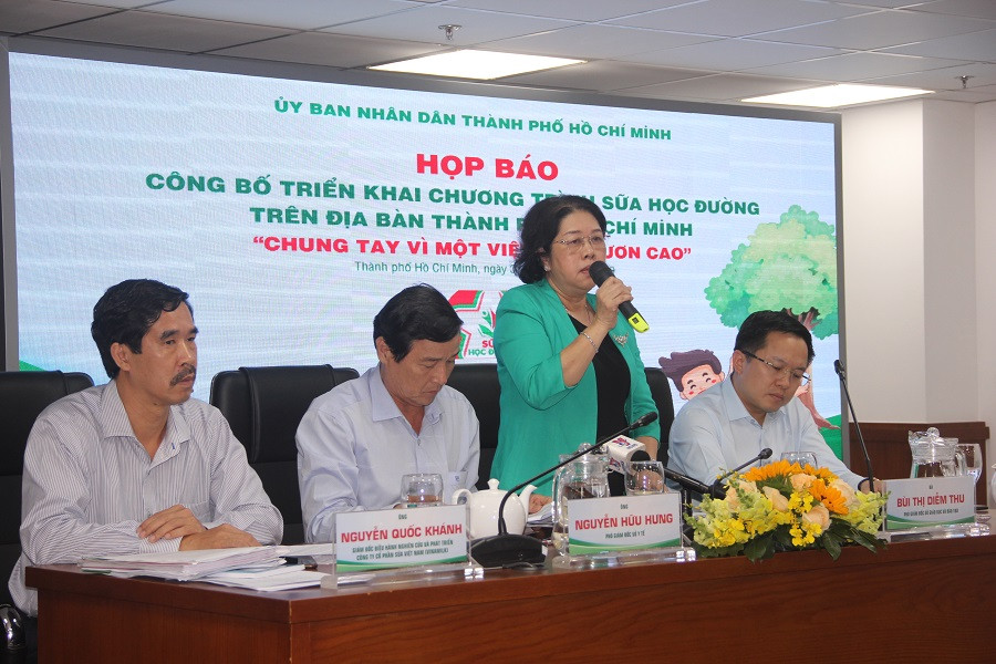 Bà Bùi Thị Diễm Thu, Phó Giám đốc Sở GD&ĐT TP trao đổi thông tin tại buổi họp báo