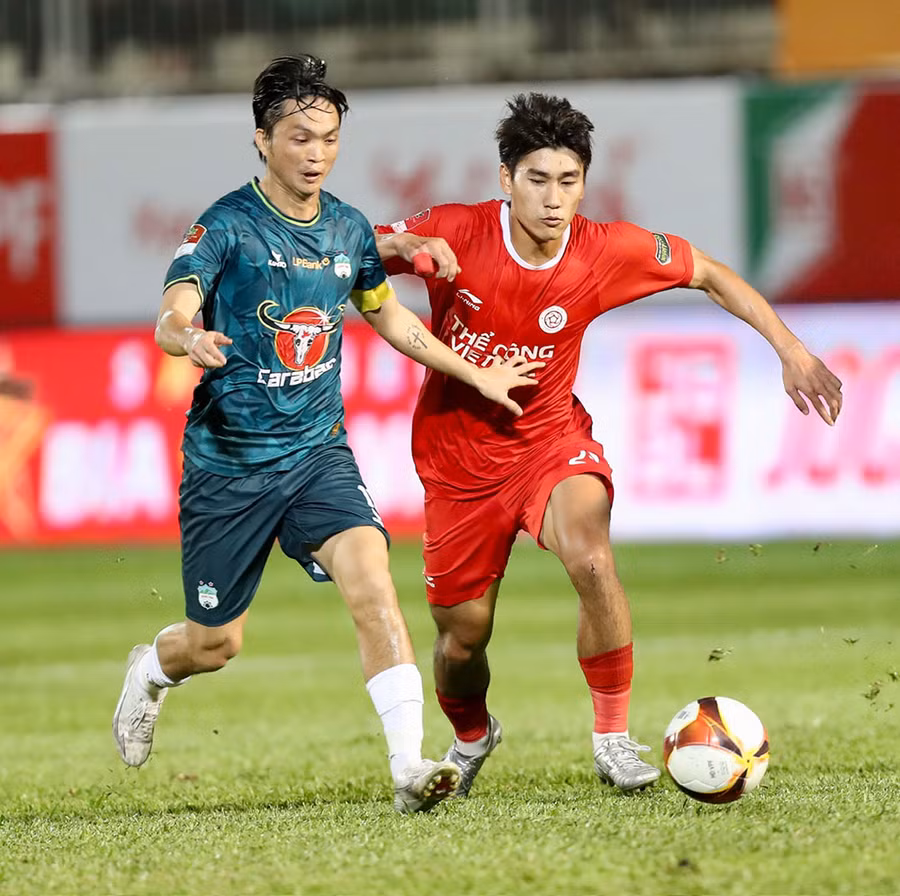 Tiền vệ Tuấn Anh (bên trái) trong trận Hoàng Anh Gia Lai thua Thể Công Viettel ngày 8/12. Ảnh: VPF.