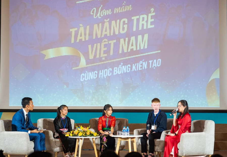 Học sinh Vàng Thị Hiểu, Cà Thị Vân, Thào Mí Dính (giữa ảnh) giao lưu tại chương trình Lễ trao Học bổng kiến tạo năm 2022.