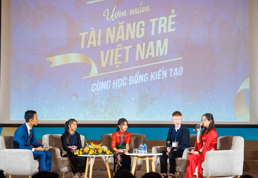Học sinh Vàng Thị Hiểu, Cà Thị Vân, Thào Mí Dính (giữa ảnh) giao lưu tại chương trình Lễ trao Học bổng kiến tạo năm 2022.