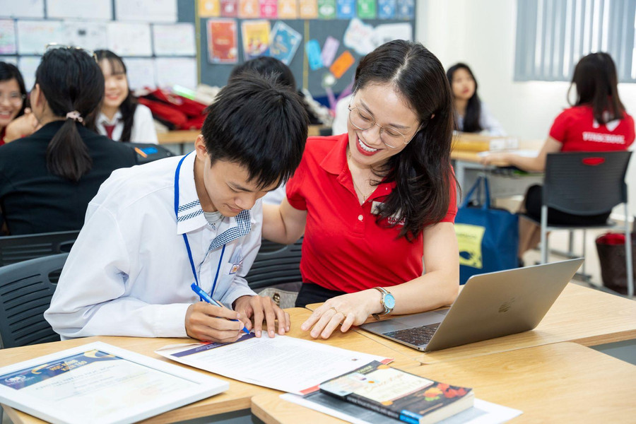 Học sinh tham gia Học bổng kiến tạo được giáo viên Vinschool hướng dẫn, hỗ trợ 1:1.