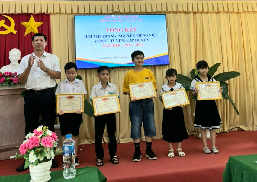 Thầy Nguyễn Anh Tuấn - Phó trưởng Phòng GD&ĐT huyện Thoại Sơn (An Giang) trao khen thưởng cho các thí sinh đạt giải. Thầy Nguyễn Anh Tuấn - Phó trưởng Phòng GD&ĐT huyện Thoại Sơn (An Giang) trao khen thưởng cho các thí sinh đạt giải.