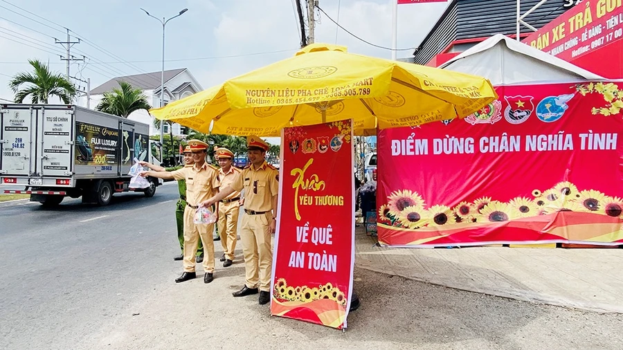 Công an An Giang tổ chức "Điểm dừng chân nghĩa tình" tiếp sức người dân trên đường về quê ăn Tết. (Ảnh: Tiến Tầm)