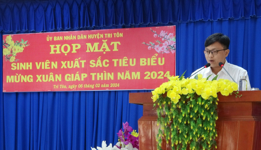 Đại diện sinh viên xuất sắc tiêu biểu phát biểu tại buổi họp mặt.