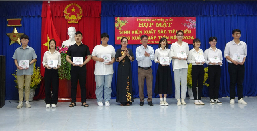 Tặng quà cho các sinh viên xuất sắc tiêu biểu tại buổi họp mặt.