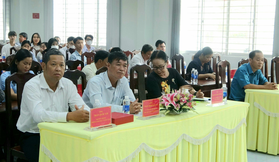 Đại biểu và sinh viên xuất sắc tham dự buổi họp mặt.