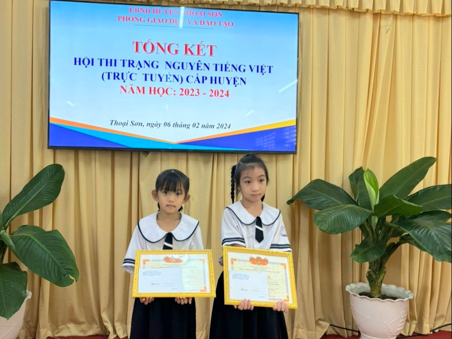 Hai học sinh lớp 2 Trường Tiểu học A thị trấn Phú Hòa đạt giải tại Kỳ thi Hương. Hai học sinh lớp 2 Trường Tiểu học A thị trấn Phú Hòa đạt giải tại Kỳ thi Hương.