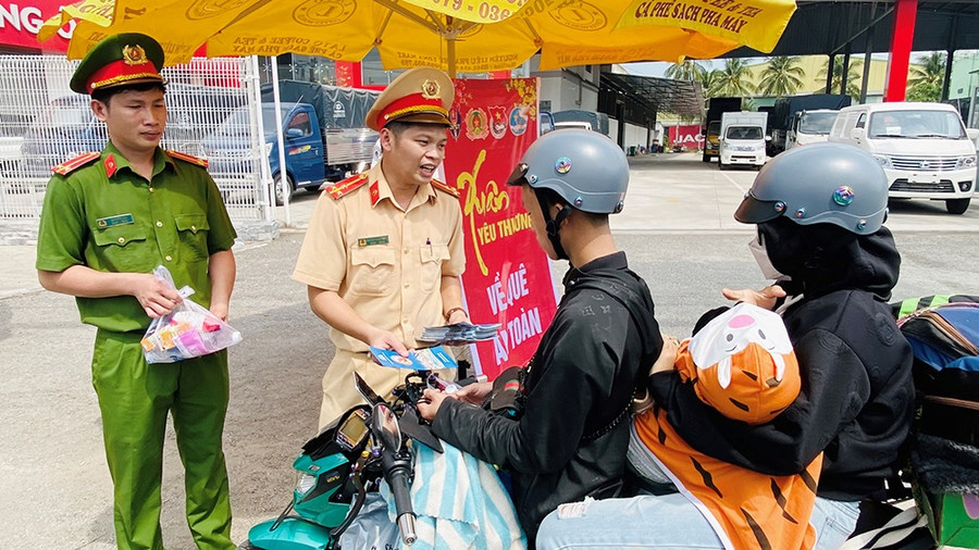 Cán bộ Phòng Cảnh sát giao thông tuyên truyền những quy định về an toàn giao thông cho người dân. (Ảnh: Tiến Tầm)