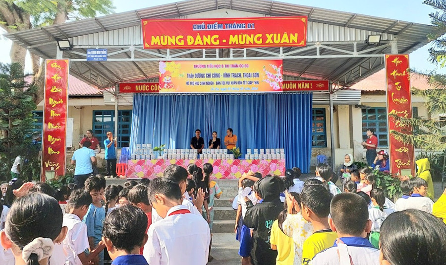 Nhóm thiện nguyện thầy giáo Công tặng quà và lì xì cho học sinh khó khăn vui Xuân - Đón Tết. Nhóm thiện nguyện thầy giáo Công tặng quà và lì xì cho học sinh khó khăn vui Xuân - Đón Tết.