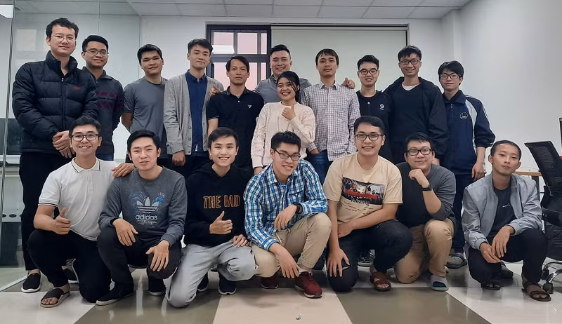 Dương Ngân Hà (đứng giữa) và các bạn chung niềm đam mê nghiên cứu khoa học. Ảnh: TG