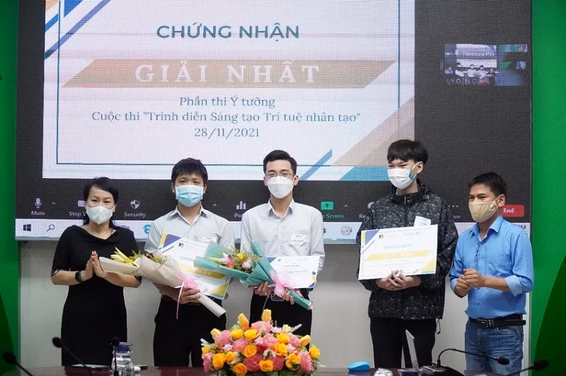 Nhóm học sinh được trao giải trong cuộc thi Trình diễn Sáng tạo Trí tuệ nhân tạo được tổ chức sau khóa học Trải nghiệm trí tuệ nhân tạo.
